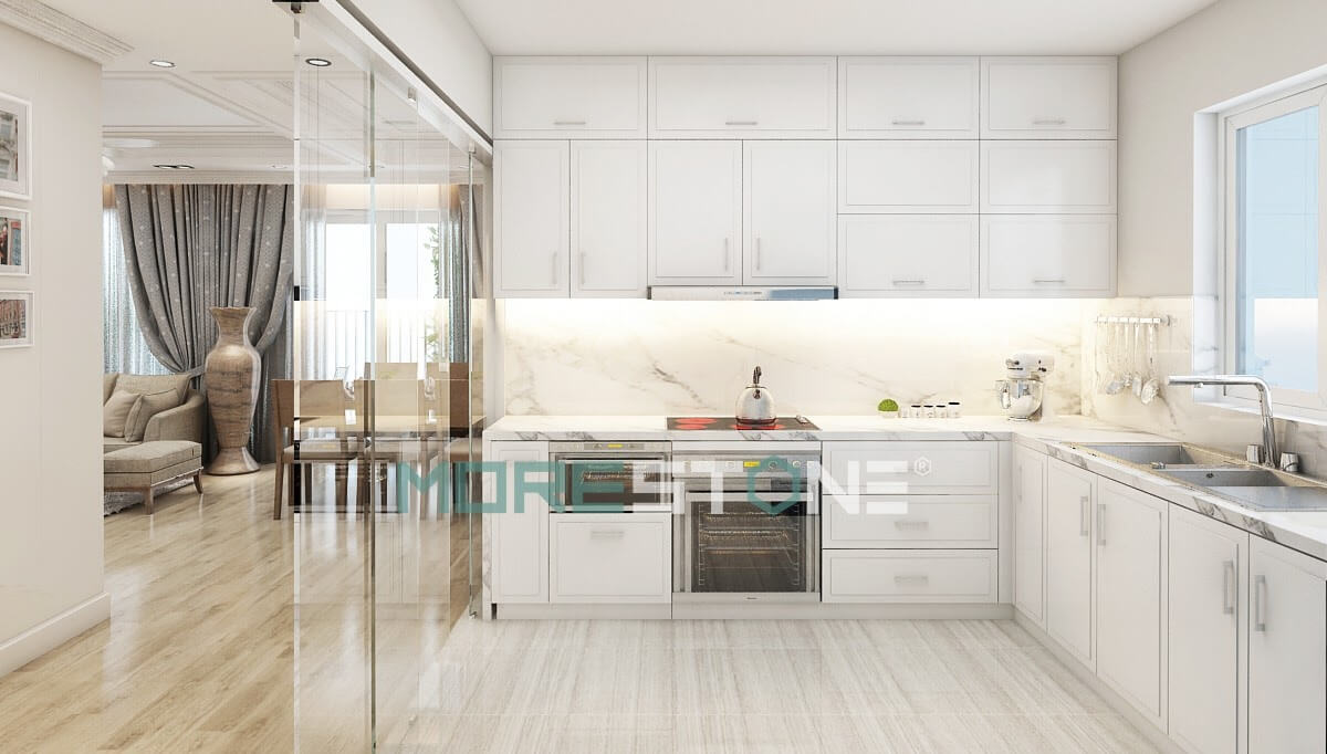 Đá trắng vân mây tạo cho căn bếp không gian sạch sẽ, hài hòa với thiết kế của tủ bếp Tủ bếp màu trắng và màu nâu đẹp