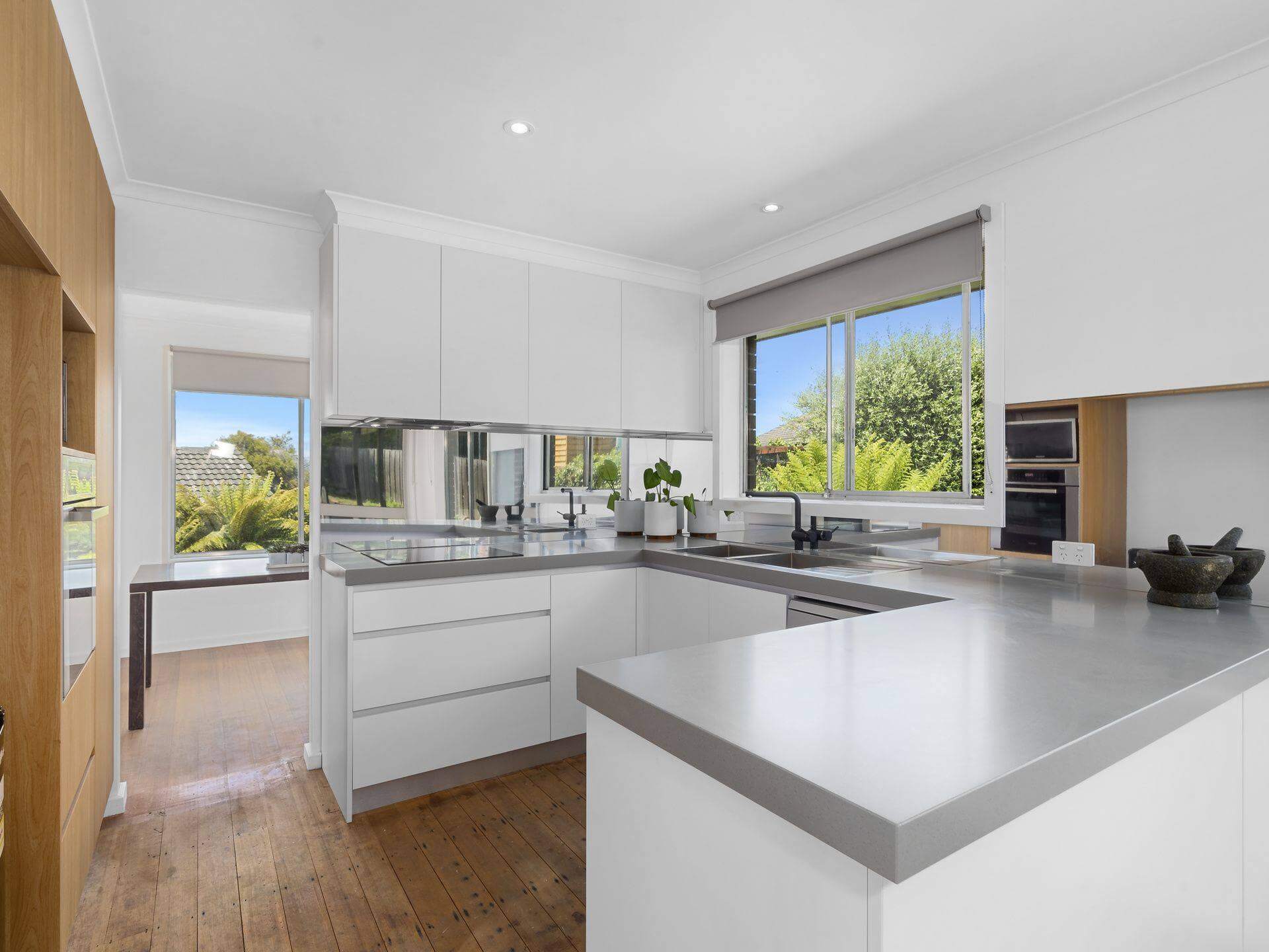 Nên lựa chọn đá ốp bếp màu gì phù hợp với thiết kế tủ bếp trắng Tủ bếp màu trắng và màu nâu đẹp