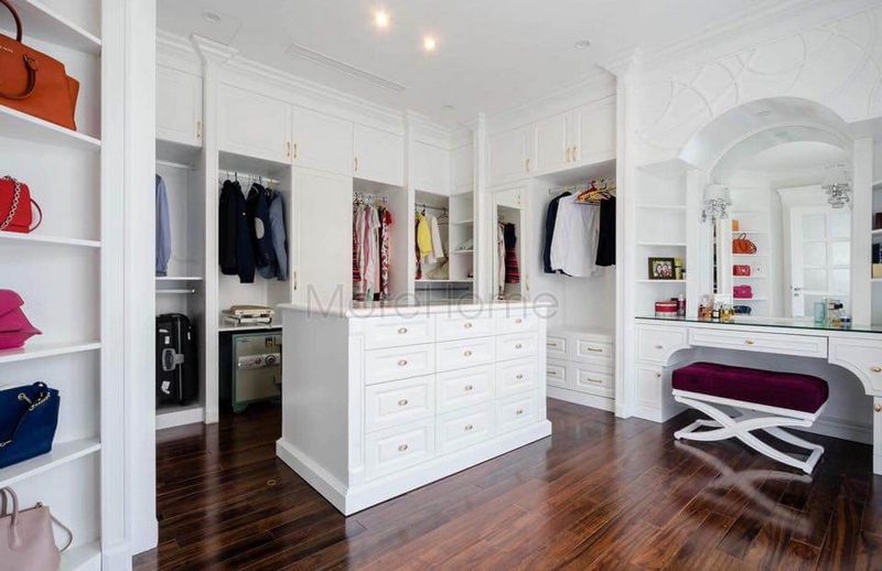 Phòng thay đồ siêu sang chảnh của biệt thự tân cổ điển tông màu trắng chủ đạo