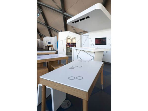 Thiết kế văn phòng hiện đại tạo không gian làm việc chuyên nghiệp.